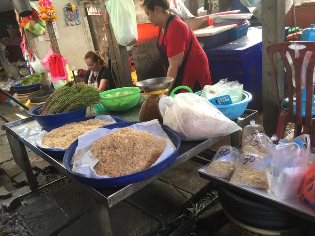 専用道具を使って店を再開。