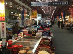 在来市場のソウル中央市場をブラブラ

ここは観光地化されてなくていいなぁ