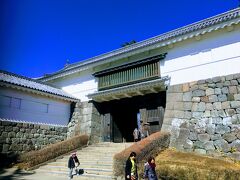 今度は門をくぐって、下ります。

小田原城銅門です。