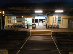 伊万里を出発し1時間…とある駅で停車します。
すっごく、寒い！
夜に見えますが、明け方の写真です。