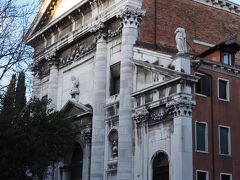 サン・ヴィダル教会。ベネチア室内合奏団のコンサートホールとして有名です。
残念ながら滞在中にコンサートはありませんでした。