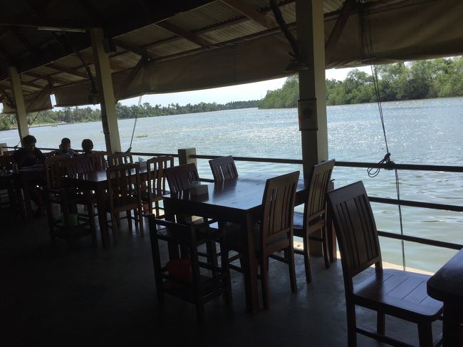 市場を散策した後、川沿いのレストランでランチ。7人がそれぞれ自己紹介。