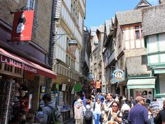 王の門を過ぎると道幅は狭くなります。道の両側は、土産物店やレストラン、ホテルがびっしりと並ぶ「グラン・リュ（Grande-Rue）」と言われる通りを上ります。