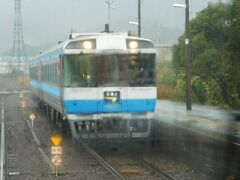 2018.02.10　海部ゆき普通列車車内
ずっと雨がやまない。いつの間にかウミガメで有名な日和佐までやってきた。ここで特急「むろと」と交換。うちの島に負けず劣らず遜色特急であるが、形式が３桁というのがまだ特急らしさを残している。うちの島の特急はキハ４０だ。