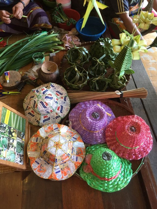 紙パックやビニール紐で作った帽子。