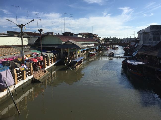運河沿いにはショップが並び、水上にもマーケット船が。