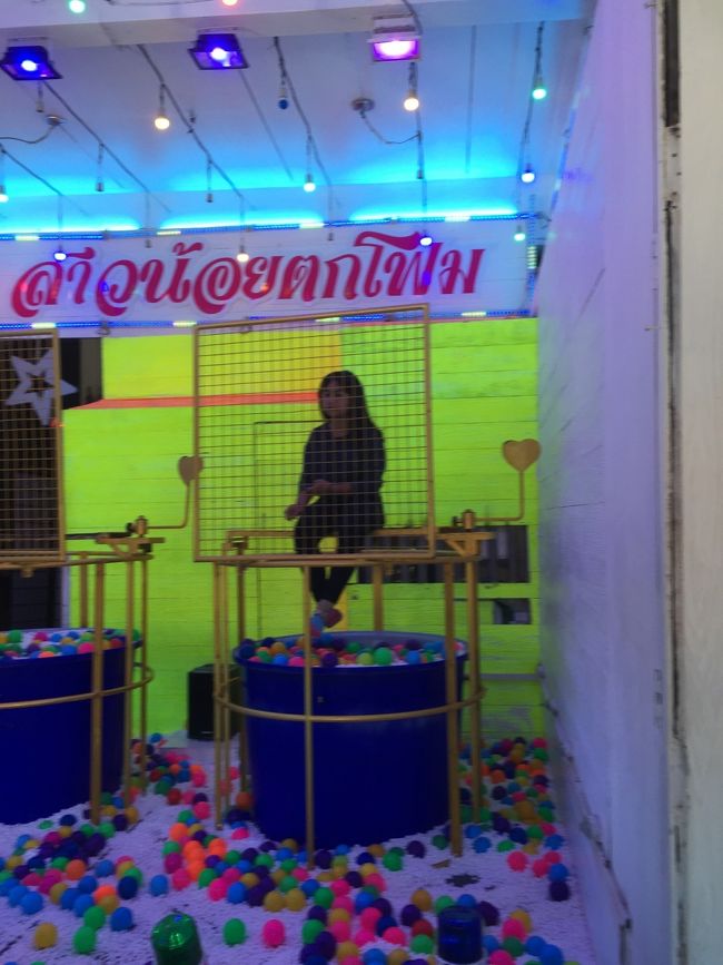 ボールを投げて、お姉さんを下に落とすゲームらしい。