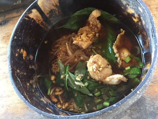 舟そばをいただきました。1杯20バーツはバンコクでは最近見かけなくなったそうです。