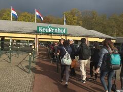 ＧＷのオランダはチューリップが見ごろ。
この時期にしか開園していないチューリップ公園Ｋｅｕｋｅｎｈｏｆ/キューケンホフへ向かいました。
入場の行列を想像していましたが、さすがに朝早いのでまだ空いていました。
帰る頃には、続々ツアーのバスが到着していましたから早起きして行動するのが良いと思います。
