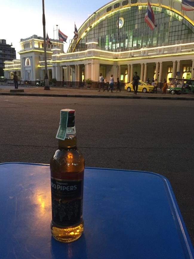 夕刻、バンコクに戻りツアーは解散。<br />お客さんの1人がこれから寝台列車でラオスに行くので、有志6人でホアランポーン駅前の屋台で壮行会を兼ねて飲み会。