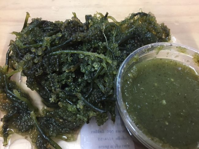 友人が昨日アムパワーで買った海ぶどうを塩抜きして持参。<br />タレにつけて食べるのが斬新です。美味しい。