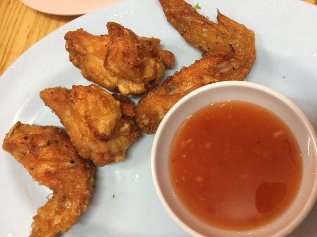 手羽先の唐揚げ。<br /><br />1人700バーツでした。いっぱい飲みました。