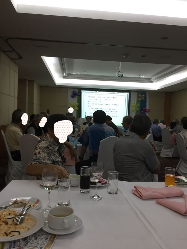場所は、アソーク駅近くのジャスミンホテル。<br />参加費は500バーツで、ビンゴ大会あり、ビュッフェの食事、アルコールあり、作家の下川裕治さんの講演あり…ということで、なかなかコスパが良い。<br />主催者の想定以上に人が集まったようで、急きょテーブルを追加して会が始まりました。