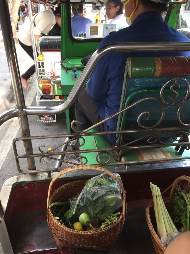 買い出した食材をトゥクトゥクに乗せて教室へ向かいます。