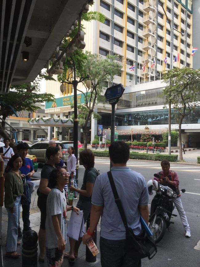 22日目。<br />1月11日。<br /><br />今日は、料理教室に参加します。<br />@Silom Thai Cooking School<br />BTSチョンノシー駅から待ち合わせ場所まで徒歩で。<br />ネットで申し込みをしたら行き方を丁寧に教えてくれたので安心です。<br />あまり朝ごはんいっぱい食べたらダメだよってメールが来ました。<br />待ち合わせ場所には予想以上に大勢の人がいて、すぐにわかりました。