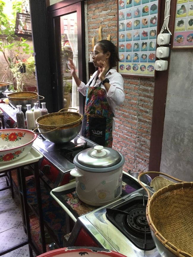 キッチンで調理開始。<br />私達のコースでは、トムヤムクン、パッタイ、パネンカレー、グリーンカレー、カオニャオマムアンを作ります。<br />曜日によってメニューは変わり、2回目の人には別メニューも用意されてるみたいです。