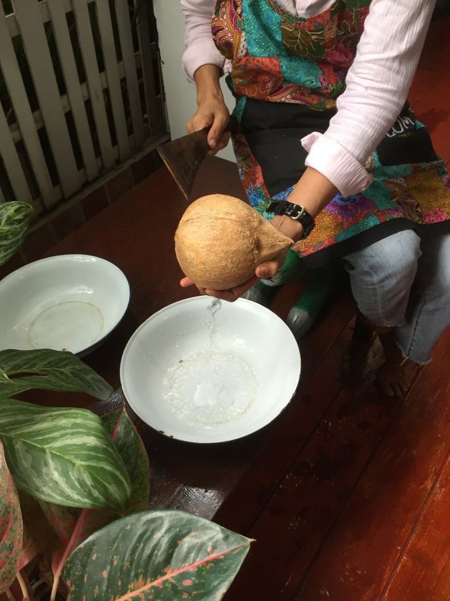 まずは、ココナッツミルクを作るところから。<br />ジュースをとって…