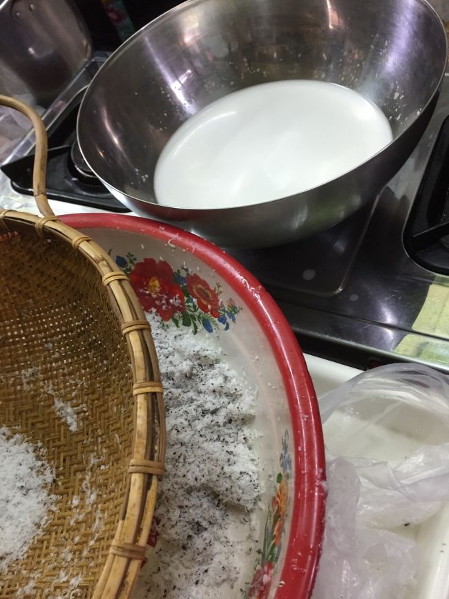 お湯を入れて絞ったらココナッツミルクの出来上がり。2回取れます。