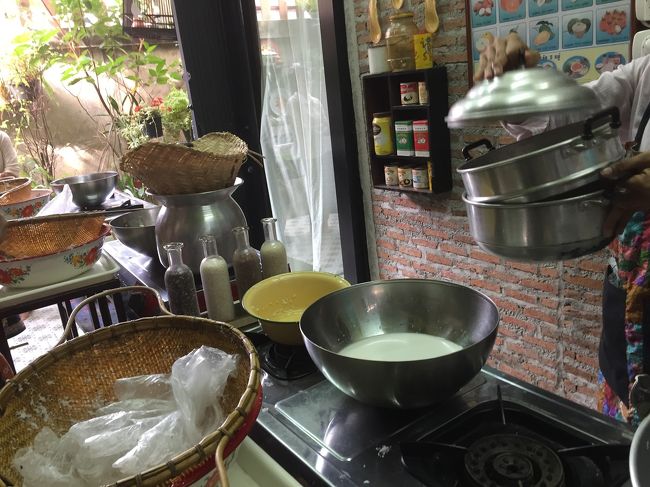 ココナッツミルクとタマリンドペーストはいろんな料理に使います。