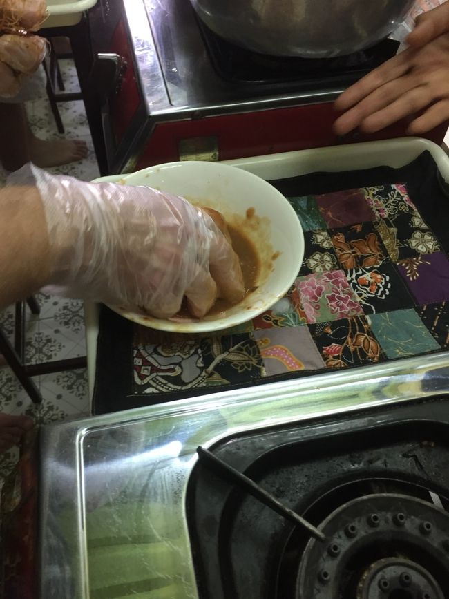 次に、タマリンドペーストを揉み出してとります。