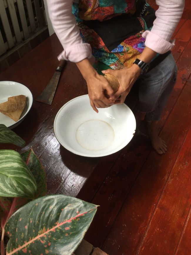 果肉を専用の器具で削ります。