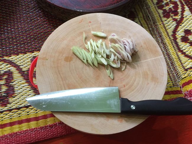 レモングラスを切って…