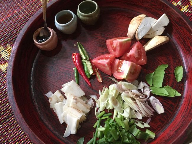 トマト、フクロダケ、唐辛子(自分の好みの辛さに調節)、バイマックルー。<br />ナムプラー、ライムジュース、チリペースト。<br />