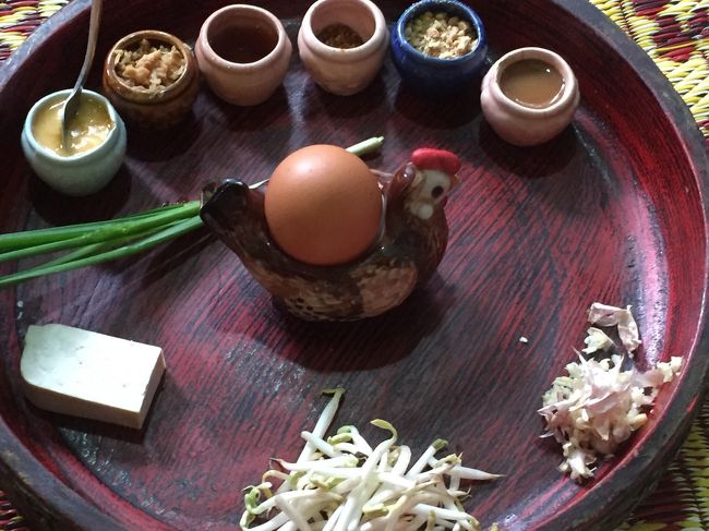 続いて、パッタイ。<br />もやし、豆腐、ニラ、玉ねぎ、卵。<br />一番左の調味料はパームシュガー。これは砂糖で、タマリンドペーストはお酢で代用したら日本でも再現出来そう。