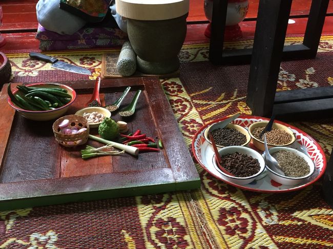 グリーンカレーは、ペーストから作りました。<br />スパイスを少しずつ加えながら…