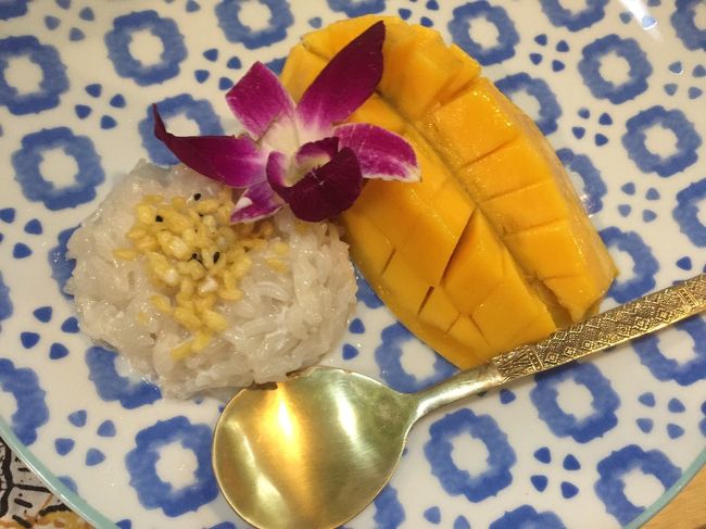 最後に、カオニャオマムアン。<br />甘いもち米にココナッツミルクをかけてマンゴーを添えたデザート。<br />私は去年初めてこれを食べた時は無理だったけど、今回改めて食べてみると、<br />美味しい！<br />砂糖を入れるのを見た瞬間は無理だと思ったんだけど…<br />美味しい！<br />びっくり。