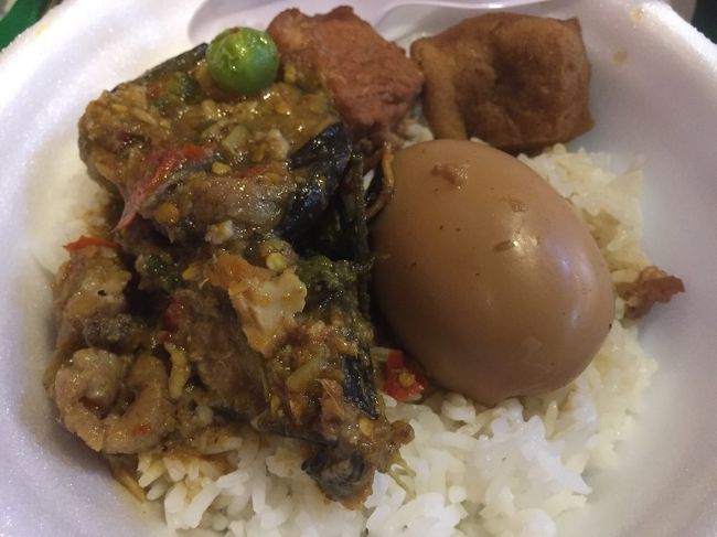 友人は遅い時間から飲み会があるということなので、軽く煮込み料理。