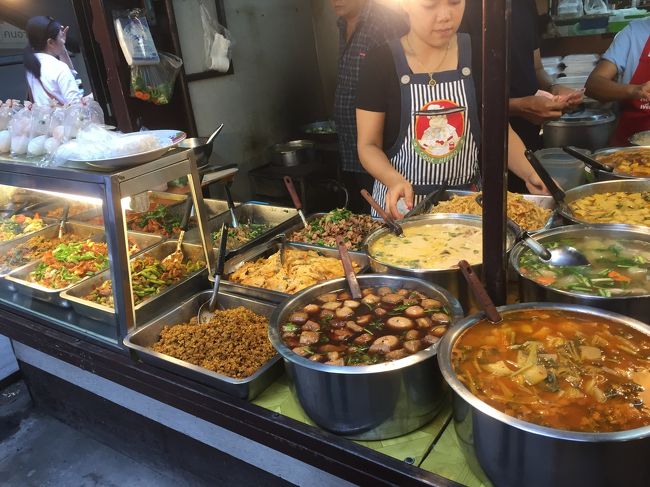 23日目。<br />1月12日。<br /><br />この日は夕方からお出かけしようとしたら、駅でバトミントン帰りの友人にばったり遭遇。<br />ま、ごはん食べに行こうと思ってただけなのでいっしょに近くで食べることに。<br /><br />オンヌット駅には数年前まで大きなナイトマーケットがあったけど、開発でなくなってしまい、今では少しの屋台が残るのみ。<br />それでもちょっと飲むにはいいお店があります。