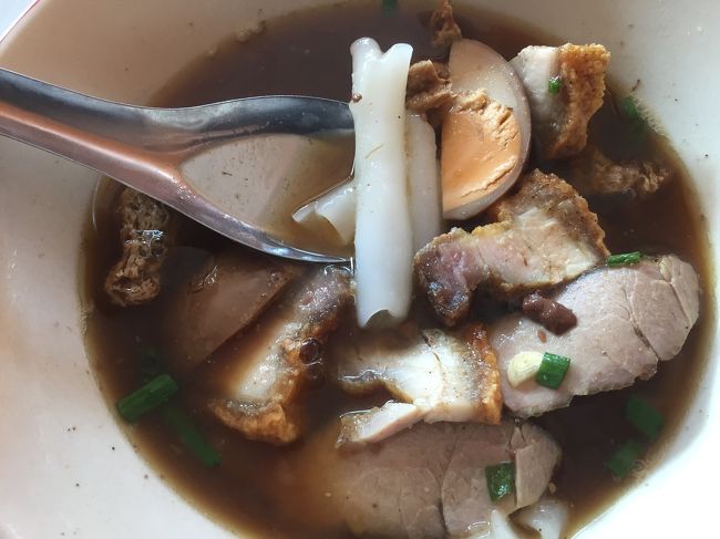 これがクイチャブ。<br />四角い板状のものを茹でるとくるっと丸くなる。ヌードルというから麺なのかな。<br />結構ガッツリ系。モツも美味しい。しょうゆ味。