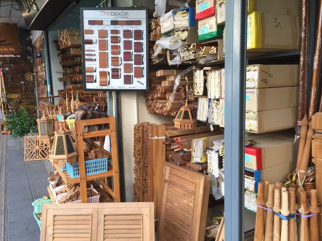 プー・カオ・トーン(黄金の山)周辺を歩いていると、建具屋さんばかり並んでる通りがあって、面白かった。<br />