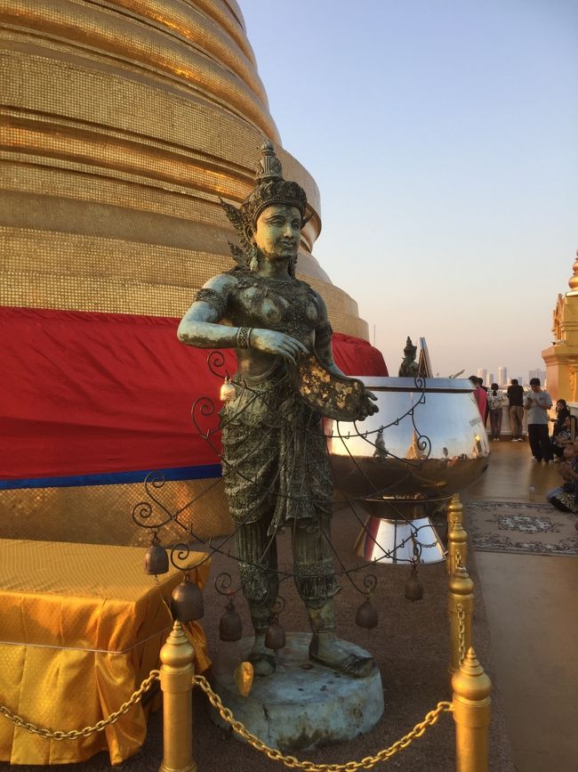 山のてっぺんにそびえる仏塔。