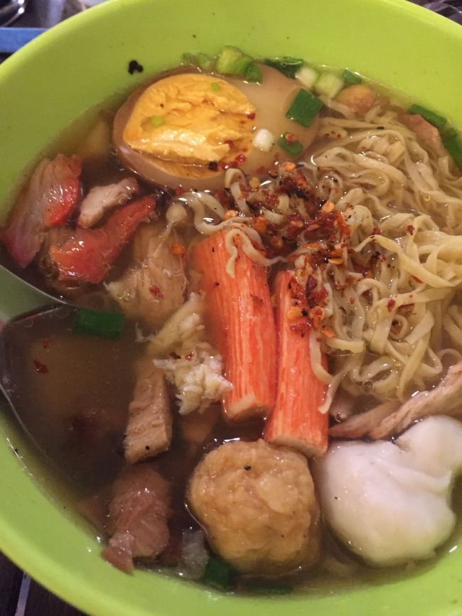 手持ちの具を全部入れたバミー・スーパー・スペシャルをスープ入りで。80バーツ。<br />うーん、美味しい！<br />ボリュームもあるし満足。<br /><br />帰りのバス、なかなか来なくてタイ航空オフィス前でかなり待ったなあ。