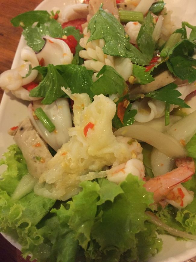 ヤム・ティンカイ。<br />鶏のモミジを使ったヤム。