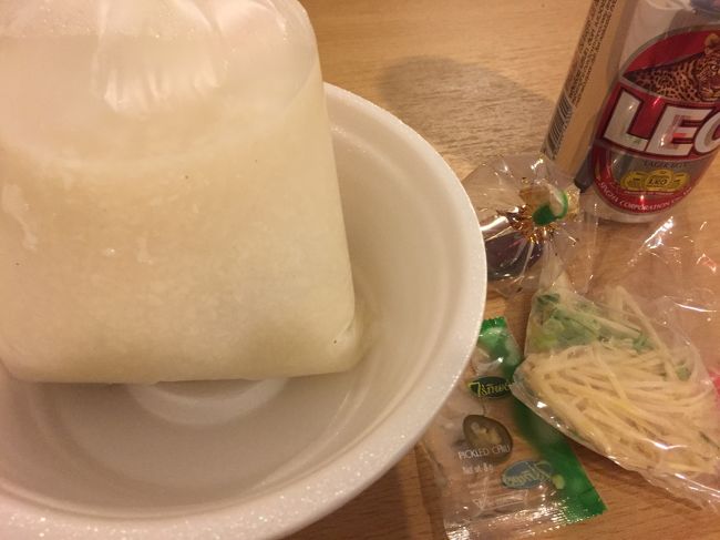 もっと食べられると思い、帰りに屋台でお粥卵入り35バーツをお持ち帰り。