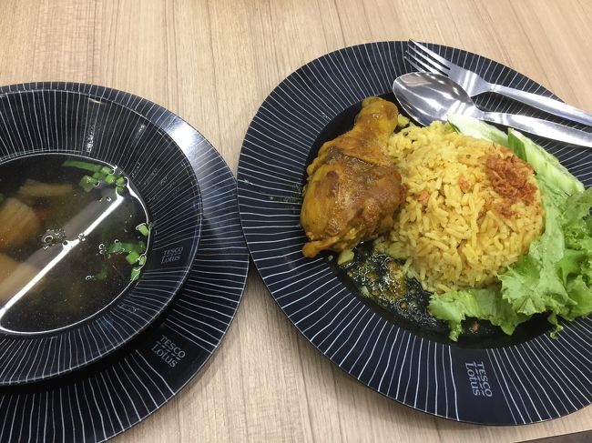 ロータススーパーのフードコートで夕食。<br />カオモック・ガイ(チキン・ラビオニ)55バーツ。