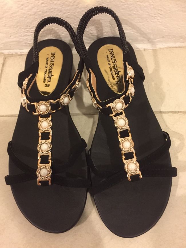 余ったバーツでお買い物。サンダル120バーツ。