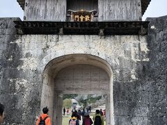 まずは皆んなのリクエストにあった首里城にやって来ました。
うっかり守礼門で撮影を忘れ、1発目の画像が歓会門と言う…（汗）
こちらは城郭に入る第1の門になります。