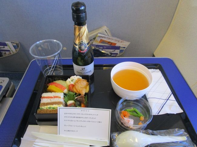 起きてすぐ出てきたので朝食のGOZENNはうれしいです。<br /><br />朝なのでおとなしくジュースでも貰おうかと思ってたんですがみなさん気兼ねなく飲まれてるようなのでやはりスパークリングワインをいただきました。