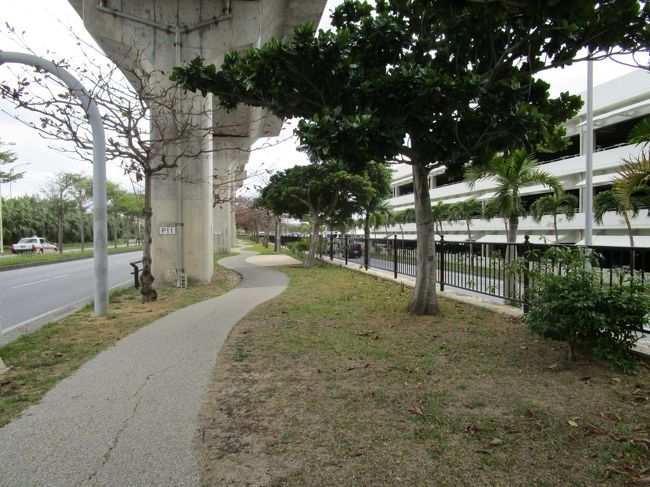 沖縄は何度も来てるので短時間だととくに行きたいところもなし。<br /><br />近くにゆいれーる展示館があるようなので見に行くことにしました。<br /><br />次の駅までの途中にあるのでゆいれーるの下を歩きます。<br />遊歩道のようになったて歩きやすいんですが途中で途切れていて結構迷いました。