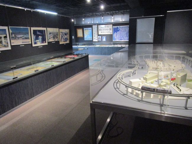 入ったところに映像を見るコーナーがあり鉄っちゃん風の2人が開業時のビオを見てましたがそのほかは無人状態