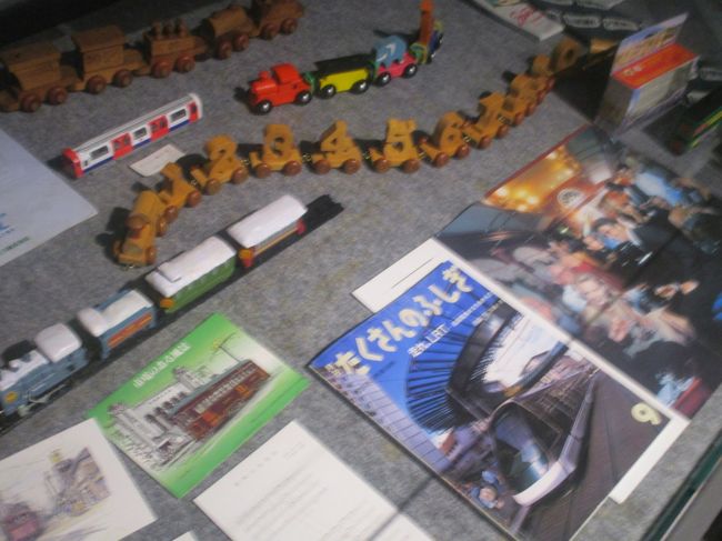おもちゃやミニチュアもありました。<br /><br />外にいろいろなラッピングのゆいレールが並んでいるのが来る時見えたので2階からそちらを見られるような所があるのかと思いましたがドアはすべてしまってました。