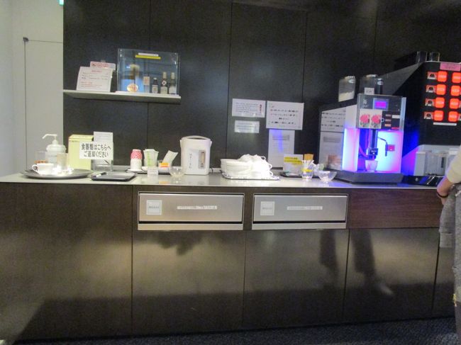 結構混んでましたが席はあったのでコーヒーだけいただいてきました。<br /><br />おつまみの持ち出し禁止の注意書きはあったんですがそのおつまみが見当たりませんでした。<br /><br />ゴミはあったので一度なくなれば終わりってことでしょうか