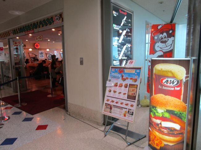 ミッションその３<br /><br />A&amp;W空港店を探せ<br /><br />いつもちらっと目に入るもののなぜかスルーしてしまいます。<br />２階から４階へエスカレーターがが直接つながってるので３階はあまり行かないんですね。<br /><br />さっきソーキそば食べちゃっておなかいっぱいなので入りませんでした。