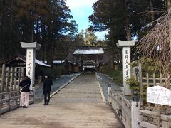 巡回バスで中の橋から千手院橋跡まで移動しました。
金剛峯寺を参拝です。