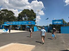 歩いても20分程度ですが、暑すぎるのでTAXIで会場の「ROD LAVER ARENA」へ

このゲートでセキュリティ・チェックかと思いきや、バッグの中に望遠レンズがないかをチェックするだけで、ちょっとゆるい感じ