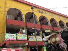 イダルゴ市場へMercado Hidalgo Gto　駅の建物だったって。
食品、日用品、民芸品一杯。
口づけの小道から徒歩4分

現地小学生の遠足の子供達が一杯